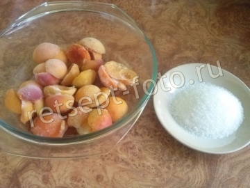 Бисквитный Медовик с кремом Шантильи и глазированными абрикосами