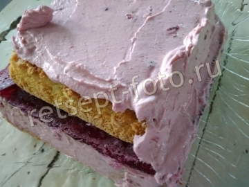 Бисквитный торт с вареньем и кремом