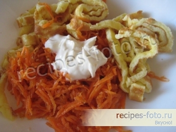 Быстрый салат с морковью по-корейски и омлетом