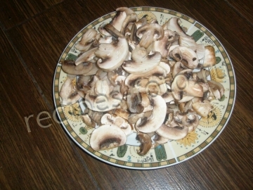 Блины на кефире с кипятком и грибами в сливках
