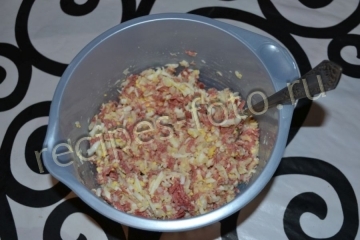 Блины с начинкой: колбасой, рисом и яйцом на молоке