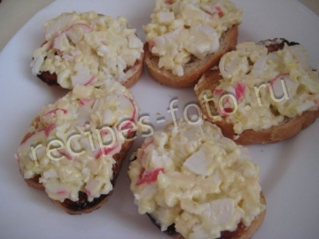 Бутерброды с крабовыми палочками, яйцом и сыром