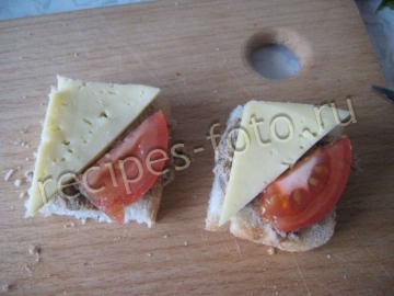 Бутерброды с паштетом и помидором