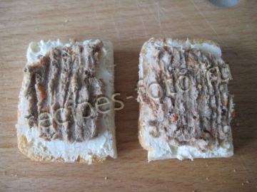 Бутерброды с паштетом из печени и огурцом