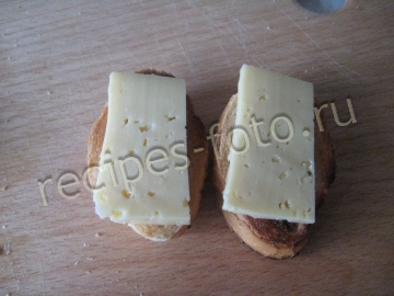Бутерброды с паштетом из печени, сыром и огурцом