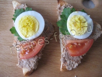 Бутерброды с паштетом, яйцом и помидором на праздник
