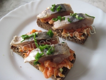 Бутерброды с селедкой и морковью на черном хлебе: рецепт праздничной закуски