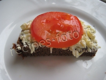 Бутерброды с селедкой, помидорами и плавленым сыром на черном хлебе на праздник
