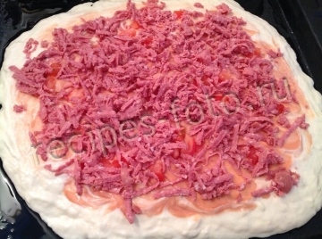 Быстрая пицца на кефире с колбасой и сыром в духовке