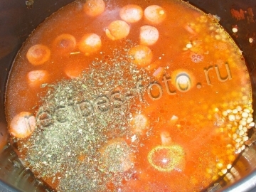 Чечевица с колбасками в томатном соусе