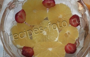 Десерт из йогурта и фруктов с желатином