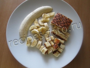 Десерт со взбитыми сливками и бананом
