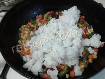 Диетический рис с овощами и соевым соусом