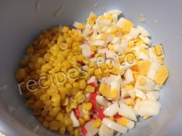 Диетический салат с кукурузой и крабовыми палочками