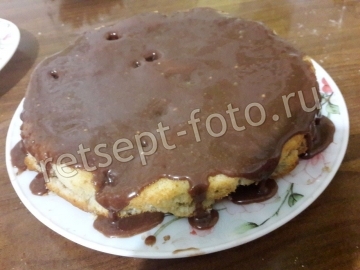Торт с ягодным бисквитом, сгущенкой и кремом из шоколадных конфет