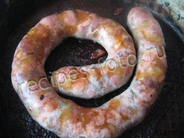 Домашняя колбаса из свинины в кишке