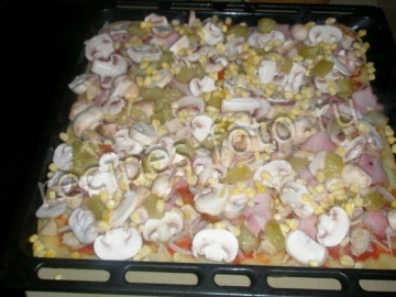 Домашняя пицца с грибами, беконом, кукурузой и солеными огурцами на тонком дрожжевом тесте