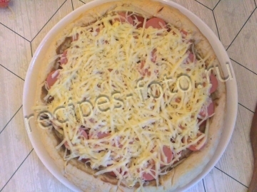 Домашняя пицца с сосисками и сыром