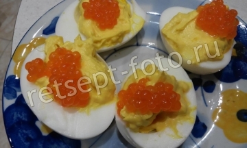 Фаршированные яйца с красной икрой