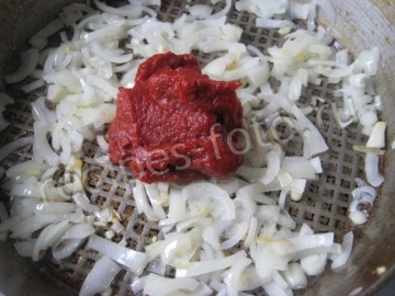 Фасоль в томатном соусе с колбасой