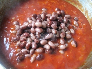 Фасоль в томатном соусе с колбасой