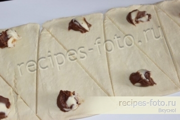 Французские круассаны из готового слоеного теста с начинкой из шоколадной пасты