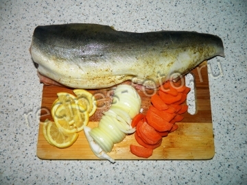 Сочная горбуша в духовке запеченная целиком с морковью, луком и лимоном