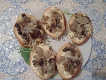 Горячие бутерброды с грибами, сыром и помидорами