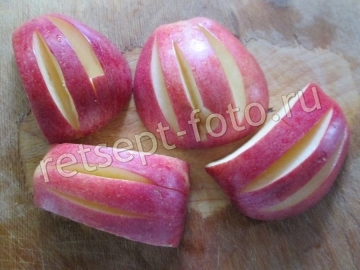Яблоки в тесте на сковороде