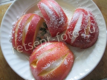 Яблоки в тесте на сковороде