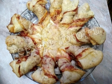 Японская пицца с вареной колбасой и сыром
