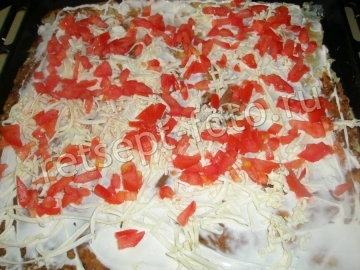 Кабачковый рулет с плавленым сыром и помидором