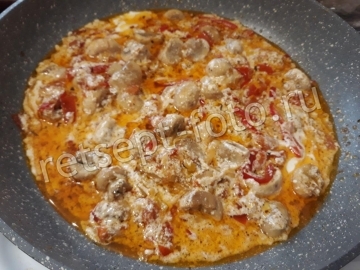 Каннеллоне с курицей и грибами в томатном соусе