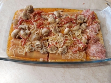 Каннеллоне с курицей и грибами в томатном соусе