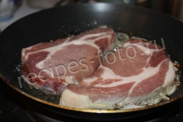 Карбонад свиной с шампиньонами в подливе на сковороде
