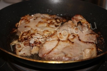 Карбонад свиной с шампиньонами в подливе на сковороде