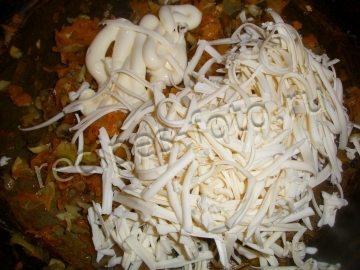 Карп фаршированный овощами, грибами и сыром в духовке