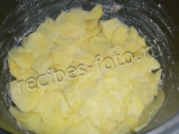 Картофельная запеканка с беконом в мультиварке