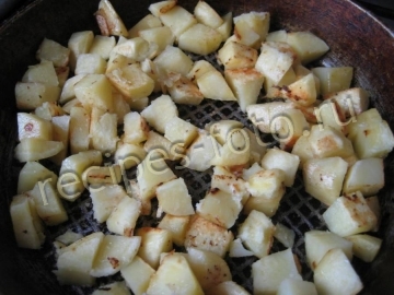 Картошка с белыми грибами на сковороде