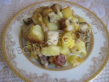 Картошка с белыми грибами на сковороде