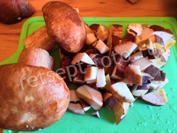 Картошка с белыми грибами и охотничьими колбасками на сковороде