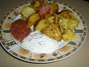 Картошка запеченная в духовке с двумя соусами