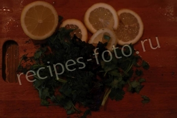 Кролик с луком и лимоном на сковороде