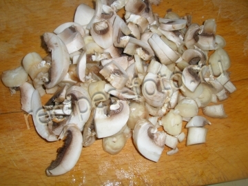 Крученики из свинины с капустой и грибной подливкой (мясные рулетики)