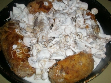 Крученики из свинины с капустой и грибной подливкой (мясные рулетики)