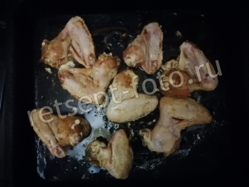 Куриные крылышки в соево-медовом соусе в духовке