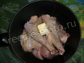 Курица на сковороде в розовом соусе