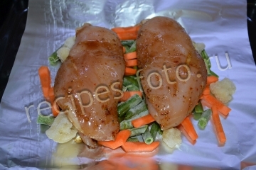 Курица с овощами в духовке в фольге