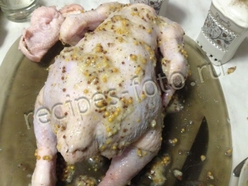 Курица запеченная целиком в духовке с чесноком и майонезом