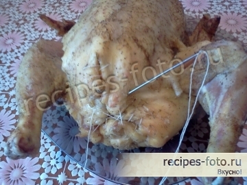 Курица запеченная целиком в духовке с яблоками в рукаве